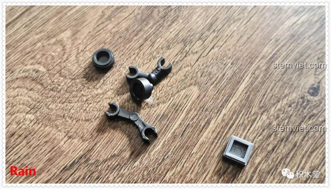 Một số mảnh ghép thừa sau khi hoàn thành phần đầu tàu của bộ lắp ráp Tàu Hỏa Xanh Lá Cây Panlos Brick 610008.