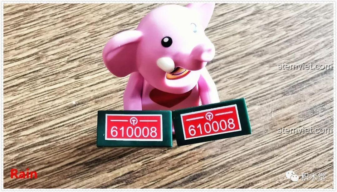 Số hiệu tàu 610008 được in trực tiếp lên mảnh ghép, một chi tiết tinh tế của bộ lắp ráp Tàu Hỏa Xanh Lá Cây Panlos Brick 610008.