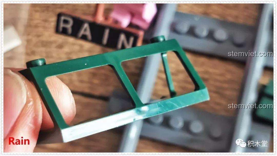 Một mảnh ghép độc đáo và mới lạ, chưa từng thấy trong các bộ lắp ráp khác, xuất hiện trong bộ Tàu Hỏa Xanh Lá Cây Panlos Brick 610008.