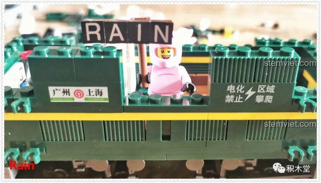 Biển báo 'Quảng Châu đến Thượng Hải' và 'Cấm leo trèo' được in sắc nét trên thân tàu, chi tiết ấn tượng của bộ lắp ráp Tàu Hỏa Xanh Lá Cây Panlos Brick 610008.