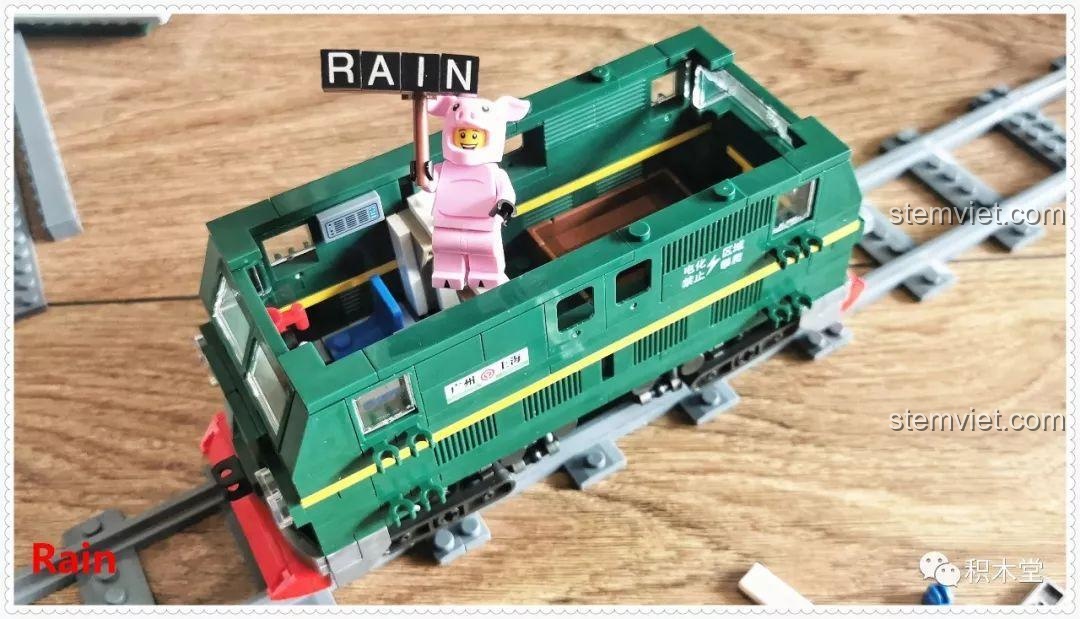 Đầu tàu của bộ lắp ráp Tàu Hỏa Xanh Lá Cây Panlos Brick 610008 dần hoàn thiện, với chú heo Rain đang 'chỉ đạo' trên nóc.