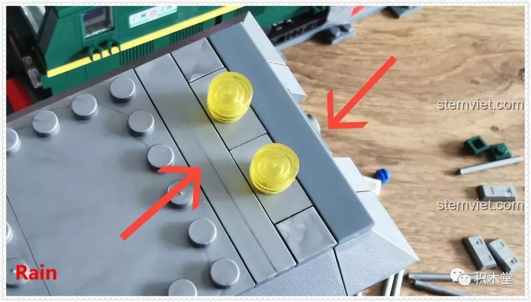 Mái tàu của bộ lắp ráp Tàu Hỏa Xanh Lá Cây Panlos Brick 610008 có thiết kế tháo lắp nhanh chóng, tiện lợi cho việc khám phá bên trong.