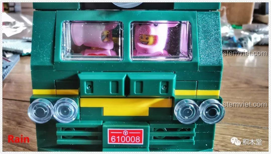 Đầu tàu của bộ lắp ráp Tàu Hỏa Xanh Lá Cây Panlos Brick 610008 đã hoàn thành, buồng lái có thể ngồi được hai nhân vật minifigure.