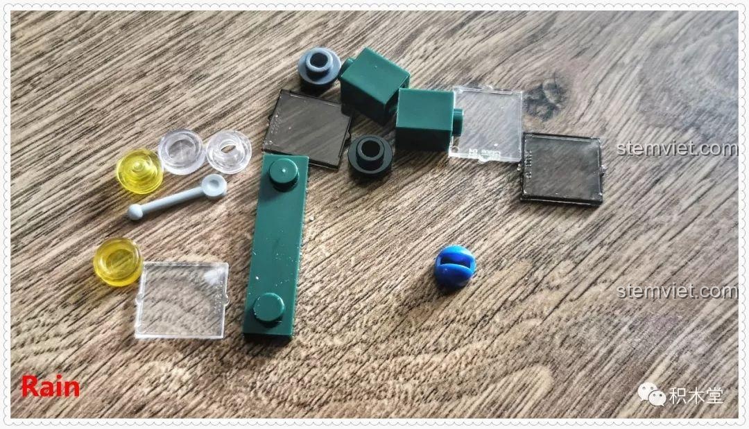 Các mảnh ghép thừa sau khi hoàn thành phần đầu tàu của bộ lắp ráp Tàu Hỏa Xanh Lá Cây Panlos Brick 610008, cho thấy không có thiếu mảnh.