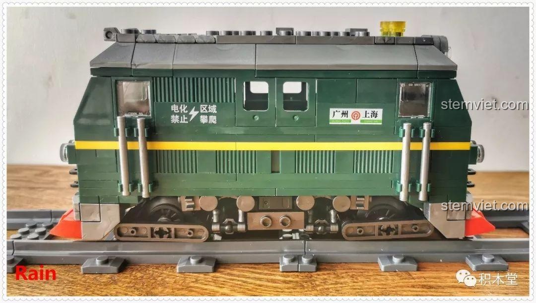 Toàn cảnh đầu tàu của bộ lắp ráp Tàu Hỏa Xanh Lá Cây Panlos Brick 610008 nhìn từ bên hông, thể hiện các chi tiết in ấn sắc nét.