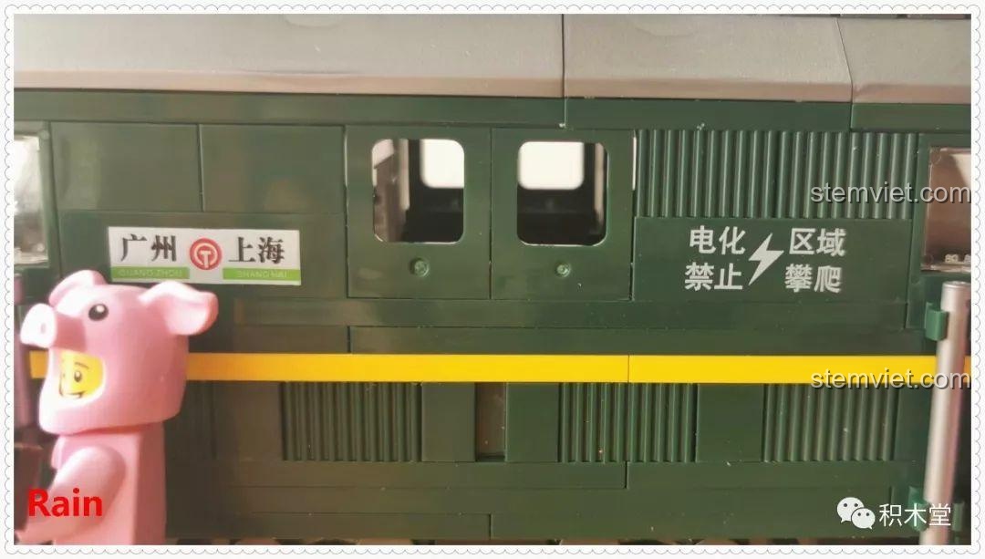 Một mảnh ghép bị hỏng nhẹ trong bộ lắp ráp Tàu Hỏa Xanh Lá Cây Panlos Brick 610008, dù không ảnh hưởng nhiều đến việc lắp ráp.