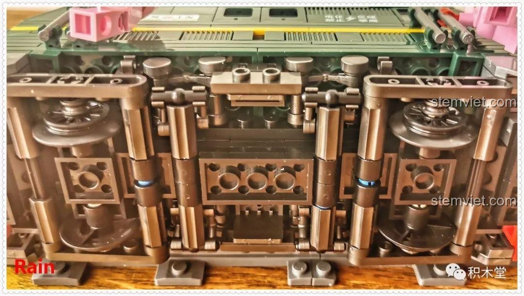 Các mảnh ghép thừa sau khi hoàn thành phần toa khách của bộ lắp ráp Tàu Hỏa Xanh Lá Cây Panlos Brick 610008, cho thấy không có thiếu mảnh.