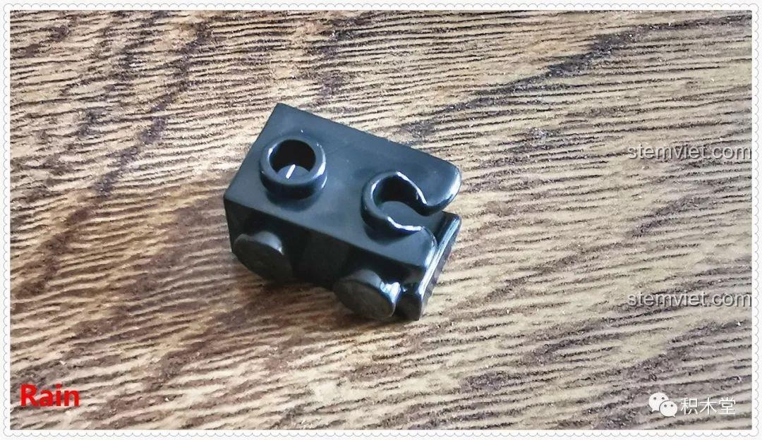 Chi tiết bình chữa cháy được thiết kế bên trong toa khách của bộ lắp ráp Tàu Hỏa Xanh Lá Cây Panlos Brick 610008, thể hiện sự chu đáo.