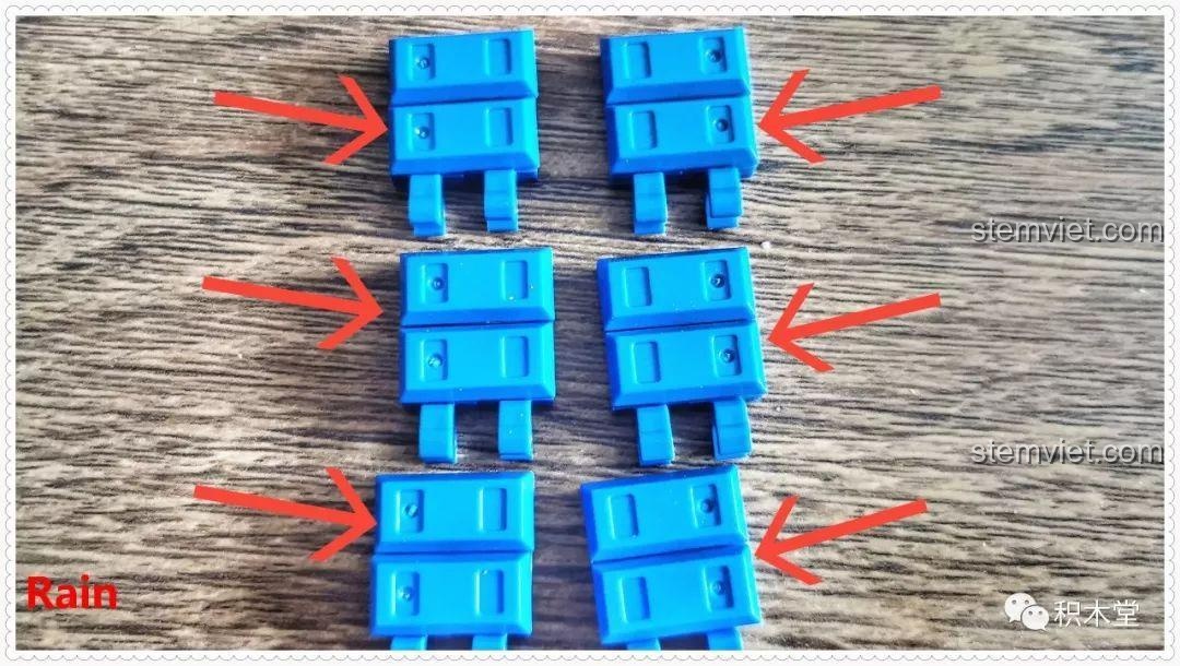 Chiếc đồng hồ treo tường hiển thị giờ trong toa khách của bộ lắp ráp Tàu Hỏa Xanh Lá Cây Panlos Brick 610008, chi tiết chân thực.