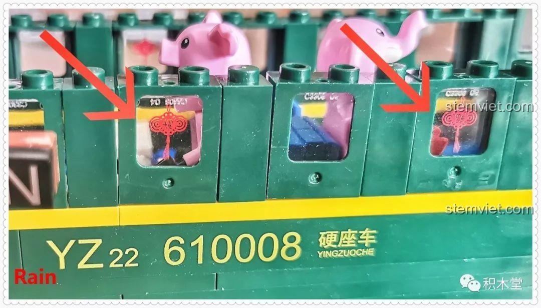 Các thông số 'định viên', 'tự trọng', 'tải trọng' được in sắc nét trên thân toa khách, thể hiện sự tỉ mỉ của bộ lắp ráp Tàu Hỏa Xanh Lá Cây Panlos Brick 610008.