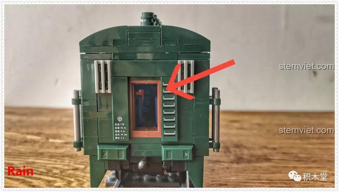 Chú heo Rain 'mệt mỏi' sau khi lắp ráp phần lặp lại của bộ lắp ráp Tàu Hỏa Xanh Lá Cây Panlos Brick 610008, thể hiện sự thử thách.