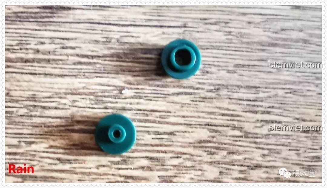 Chú voi đáng yêu đang 'lén lút' lên toa khách của tàu hỏa, tạo nên một cảnh tượng vui nhộn trong bộ lắp ráp Tàu Hỏa Xanh Lá Cây Panlos Brick 610008.