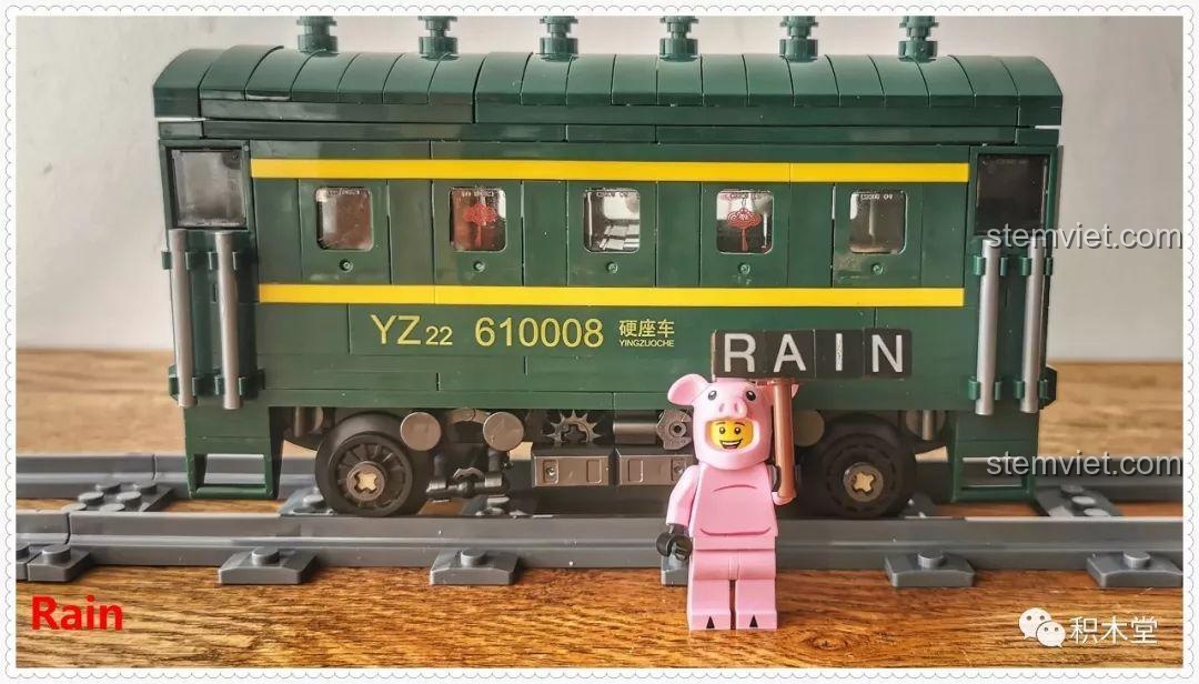 Nội thất bên trong toa khách của bộ lắp ráp Tàu Hỏa Xanh Lá Cây Panlos Brick 610008, với ghế ngồi và đồng hồ treo tường chi tiết.