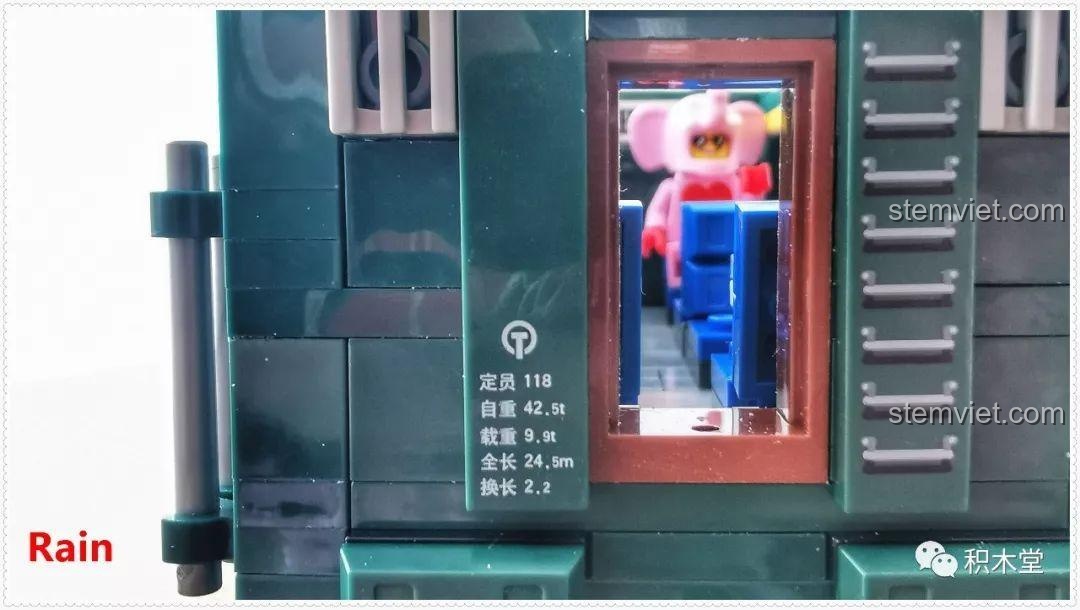 Toa khách của bộ lắp ráp Tàu Hỏa Xanh Lá Cây Panlos Brick 610008 nhìn từ phía sau, với các chi tiết in ấn rõ nét trên thân toa.