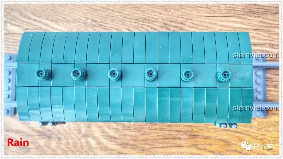 Quá trình kết nối đầu tàu và toa khách của bộ lắp ráp Tàu Hỏa Xanh Lá Cây Panlos Brick 610008, tạo thành đoàn tàu hoàn chỉnh.