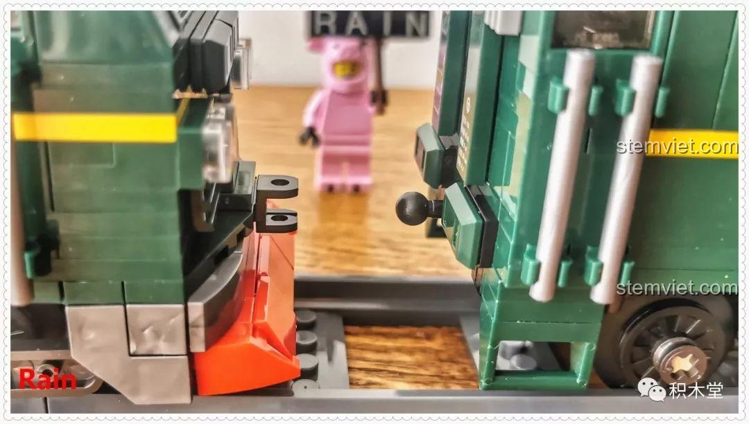 Cận cảnh điểm kết nối giữa đầu tàu và toa khách của bộ lắp ráp Tàu Hỏa Xanh Lá Cây Panlos Brick 610008, cho thấy độ khít và chắc chắn.