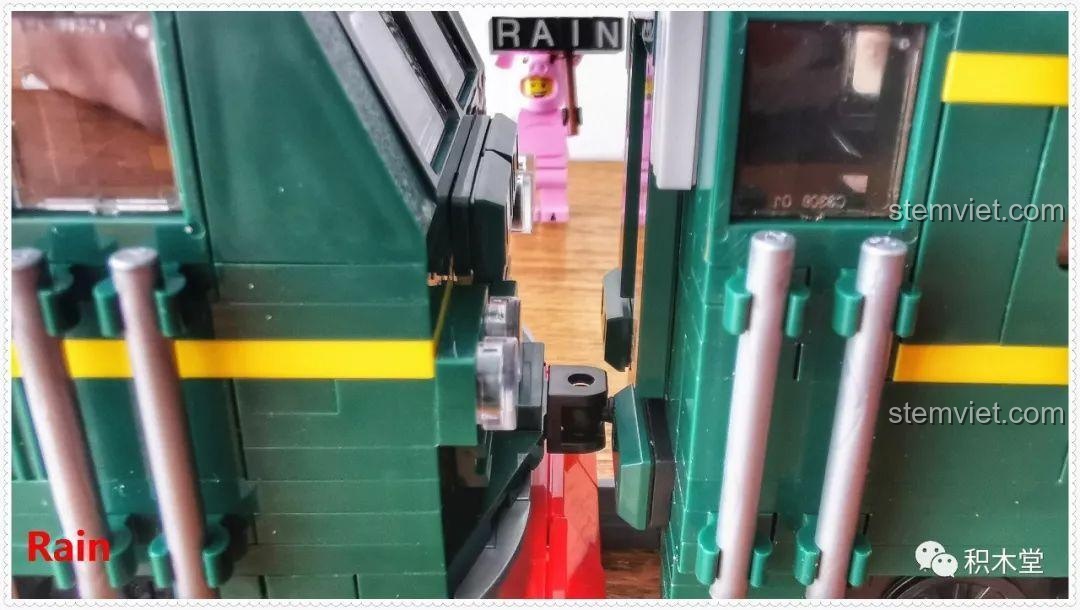 Toàn cảnh đoàn tàu Tàu Hỏa Xanh Lá Cây Panlos Brick 610008 đã hoàn thành, với các nhân vật minifigure đang tương tác trên tàu.