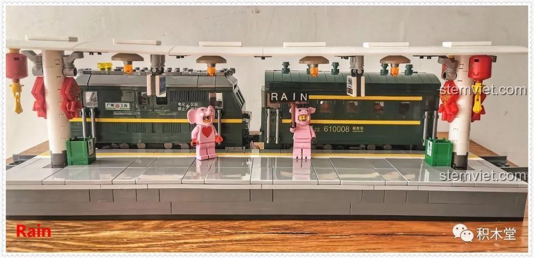 Cận cảnh sân ga và tàu hỏa của bộ lắp ráp Tàu Hỏa Xanh Lá Cây Panlos Brick 610008, với các chi tiết đèn lồng và biển báo ga tàu.