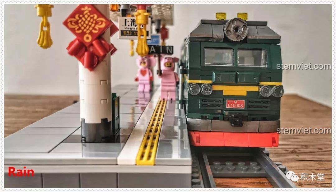 Biển chỉ dẫn sân ga của bộ lắp ráp Tàu Hỏa Xanh Lá Cây Panlos Brick 610008 với thời gian hiển thị trùng khớp với đồng hồ trong toa tàu.