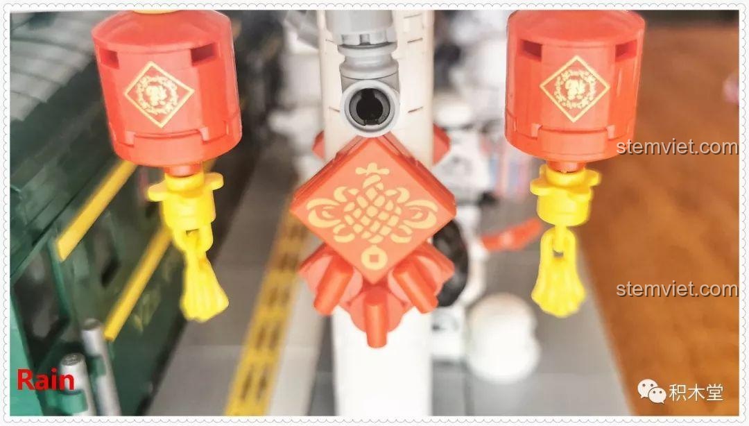 Chi tiết chai rượu 'Hồng Tinh Nhị Oa Đầu' được in ấn sắc nét, một 'trứng phục sinh' độc đáo trong bộ lắp ráp Tàu Hỏa Xanh Lá Cây Panlos Brick 610008.