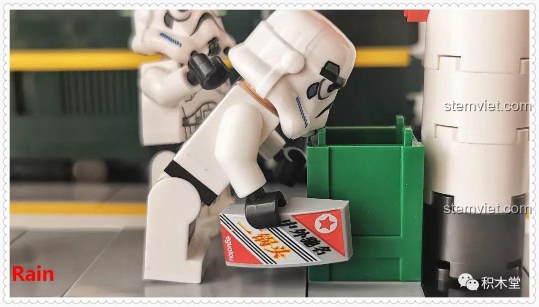 Toàn bộ dàn minifigure đông đảo của bộ lắp ráp Tàu Hỏa Xanh Lá Cây Panlos Brick 610008 cùng nhau 'tập hợp' trong một bức ảnh gia đình.