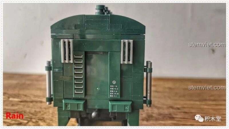 Phần cuối toa hành khách của bộ xếp hình Cảnh ga tàu hỏa Panlos Brick 610008, với các chi tiết thang và thông tin in ấn.