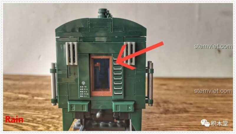 Phần cuối toa tàu hỏa Panlos Brick 610008 với cửa được người dùng tùy chỉnh, tạo sự khác biệt so với thiết kế gốc.