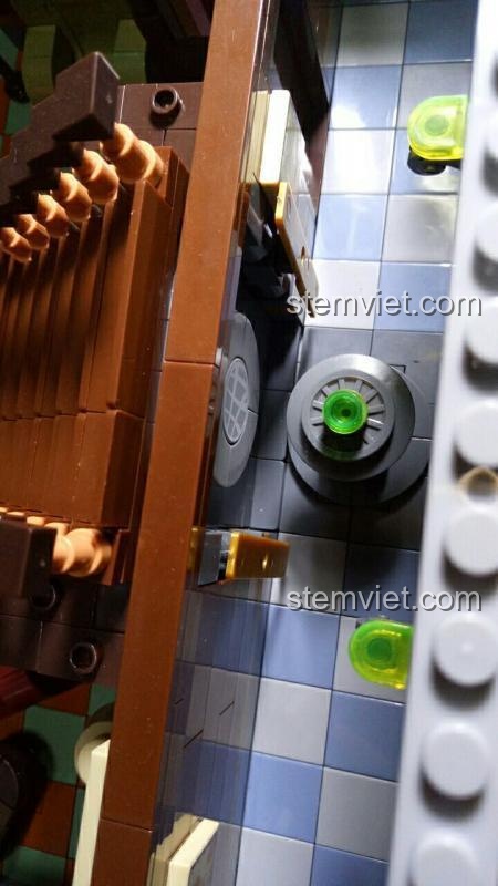 Chi tiết sàn nhà và các mảnh ghép màu xanh lá cây của bộ xếp hình Panlos Brick 613001, cho thấy độ khít và chất lượng của chi tiết.