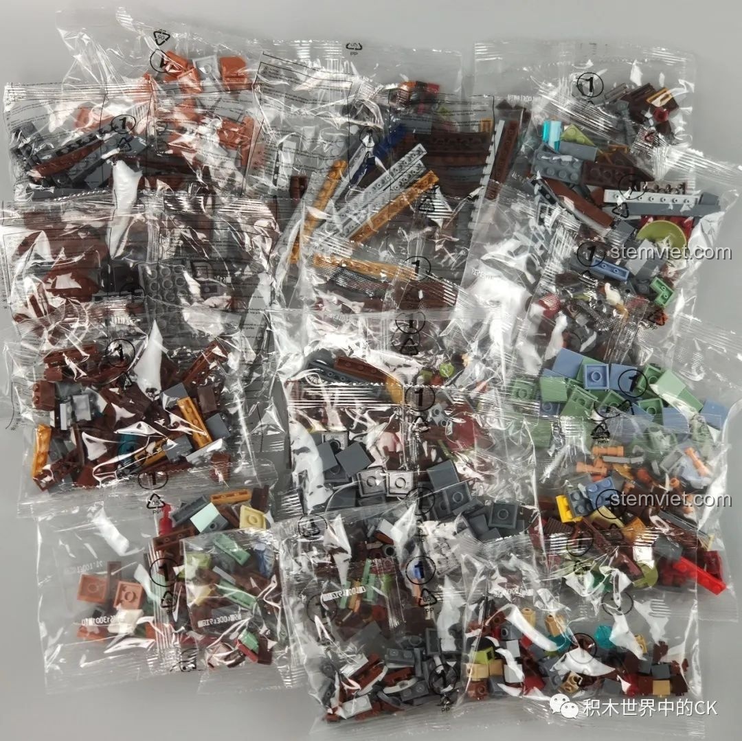 Các túi mảnh ghép được đánh số của bộ Panlos Brick 613001 Sanctum Sanctorum Doctor Strange, phân loại rõ ràng.