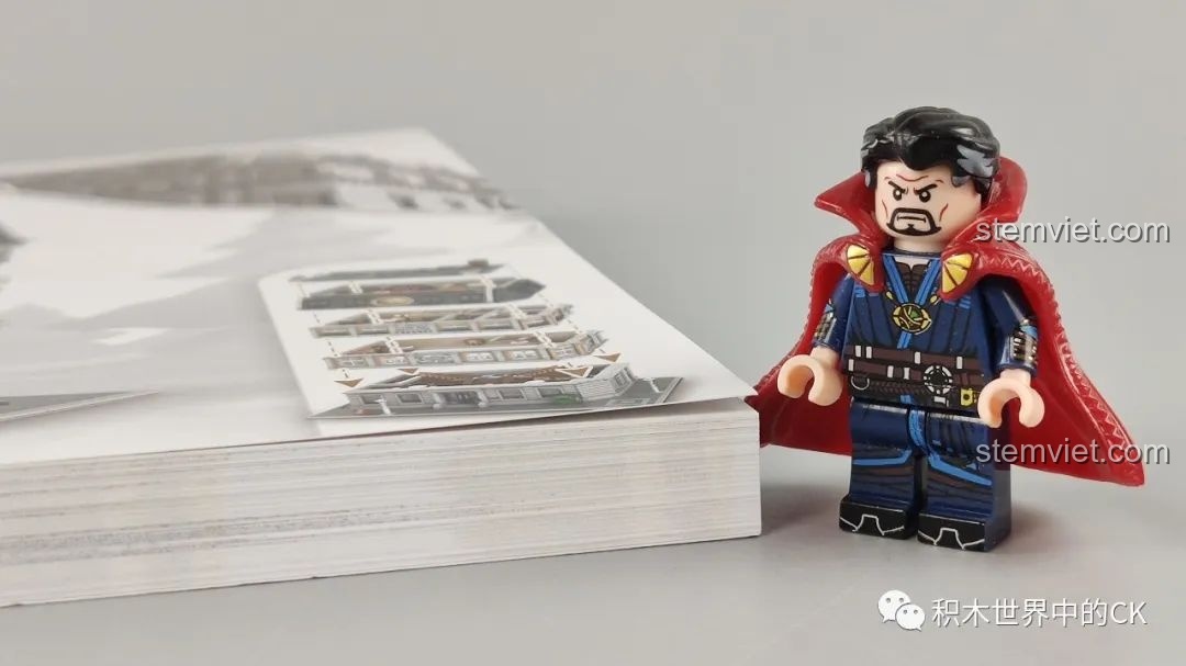 Minifigure Doctor Strange đi kèm bộ lắp ráp Panlos Brick 613001 Sanctum Sanctorum, với chi tiết áo choàng.