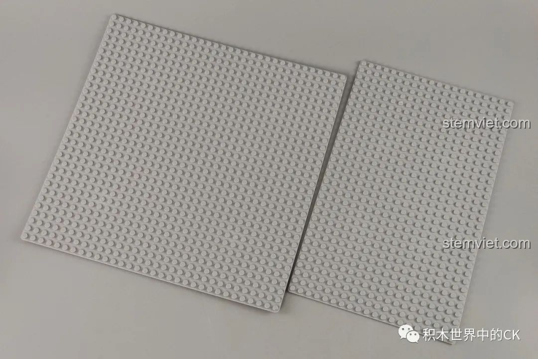 Hai tấm đế lớn của bộ lắp ráp Panlos Brick 613001 Sanctum Sanctorum Doctor Strange, tạo nền móng vững chắc.