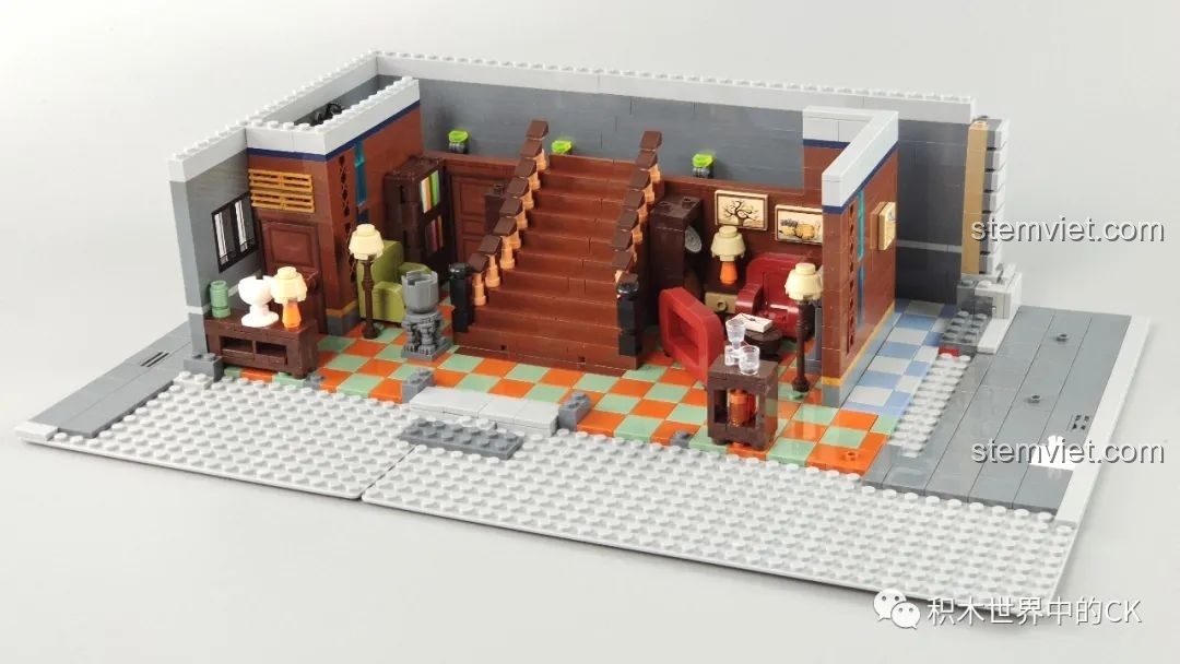 Quá trình lắp ráp tầng trệt của bộ Panlos Brick 613001 Sanctum Sanctorum Doctor Strange, với cầu thang và nội thất.