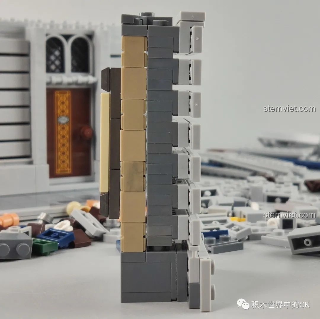 Cận cảnh độ dày của tường trong bộ lắp ráp Panlos Brick 613001 Sanctum Sanctorum Doctor Strange, thể hiện sự chắc chắn.