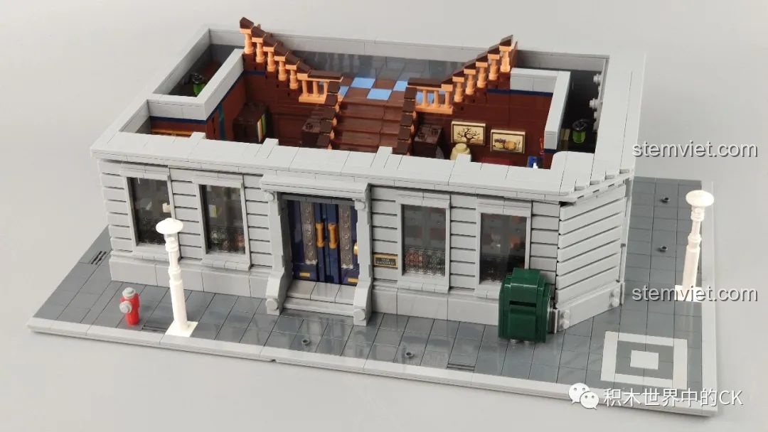 Mặt tiền tầng trệt của bộ Panlos Brick 613001 Sanctum Sanctorum Doctor Strange, với cửa sổ và cột đèn.