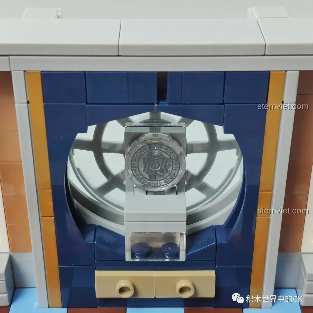 Cận cảnh chi tiết Eye of Agamotto trên cửa sổ của mô hình Panlos Brick 613001 Sanctum Sanctorum Doctor Strange.