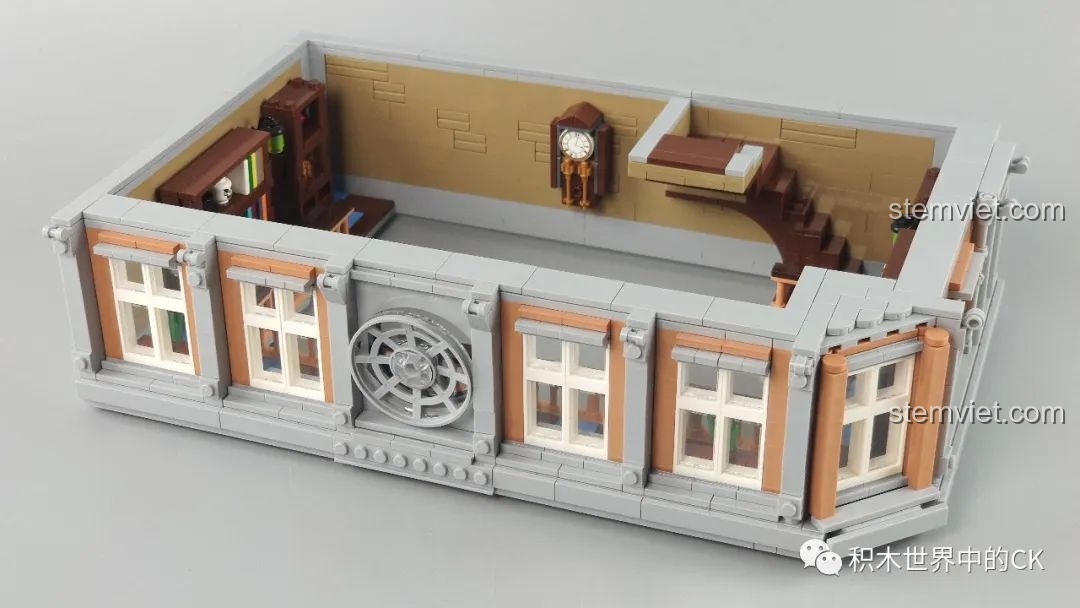 Cửa sổ tròn với biểu tượng Eye of Agamotto trên mô hình Panlos Brick 613001 Sanctum Sanctorum Doctor Strange.