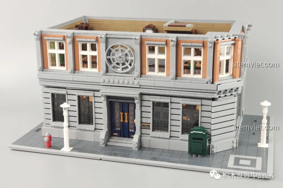 Quá trình lắp ráp tầng hai của bộ Panlos Brick 613001 Sanctum Sanctorum Doctor Strange, với phòng ngủ và phòng tắm.