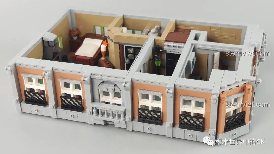 Tầng hai hoàn chỉnh của bộ Panlos Brick 613001 Sanctum Sanctorum Doctor Strange, với mặt tiền và ban công.