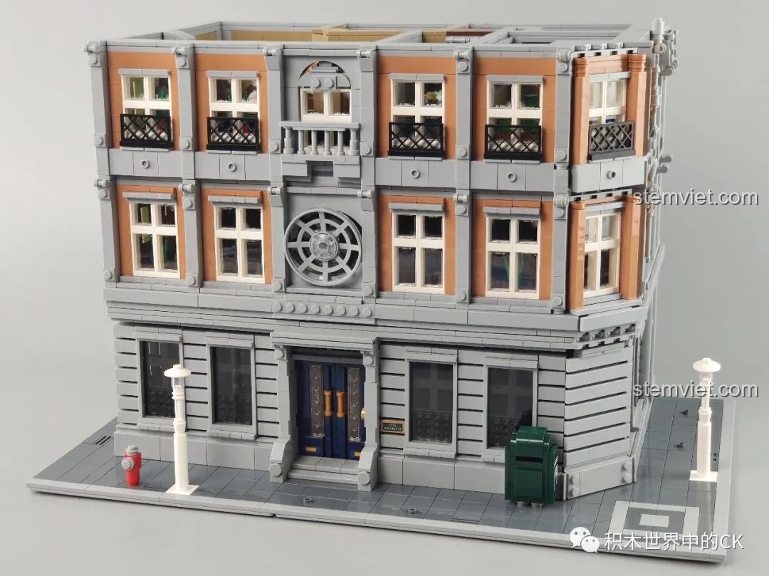 Quá trình lắp ráp tầng ba của bộ Panlos Brick 613001 Sanctum Sanctorum Doctor Strange, với phòng bếp và phòng ăn.