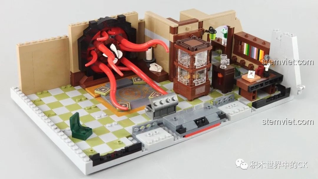 Chi tiết nội thất tầng ba của bộ Panlos Brick 613001 Sanctum Sanctorum Doctor Strange, bao gồm giường ngủ và lò sưởi.