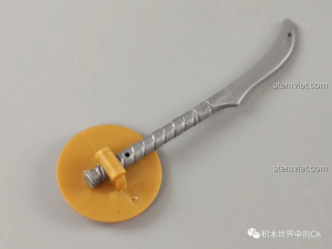 Chi tiết phòng tắm của bộ Panlos Brick 613001 Sanctum Sanctorum Doctor Strange, với bồn cầu và vòi sen.