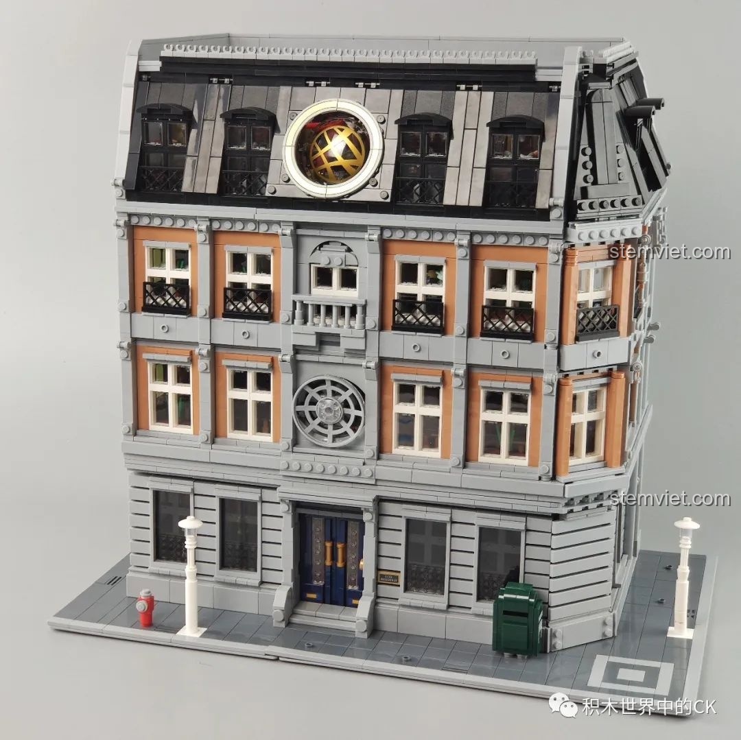 Góc học tập với bàn làm việc và lá thư bí ẩn trong bộ Panlos Brick 613001 Sanctum Sanctorum Doctor Strange.