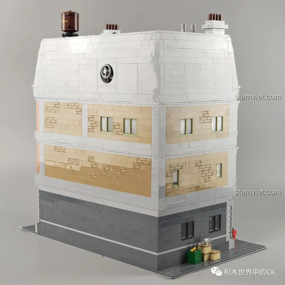 Mặt trước của tòa nhà Sanctum Sanctorum từ bộ Panlos Brick 613001, với cửa chính và trang trí.