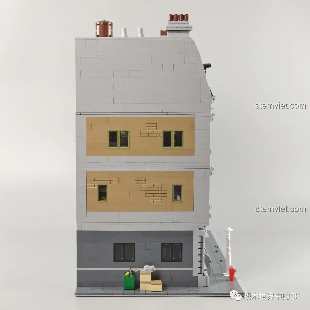 Mặt bên của tòa nhà Sanctum Sanctorum từ bộ Panlos Brick 613001, với cửa sổ và ban công.