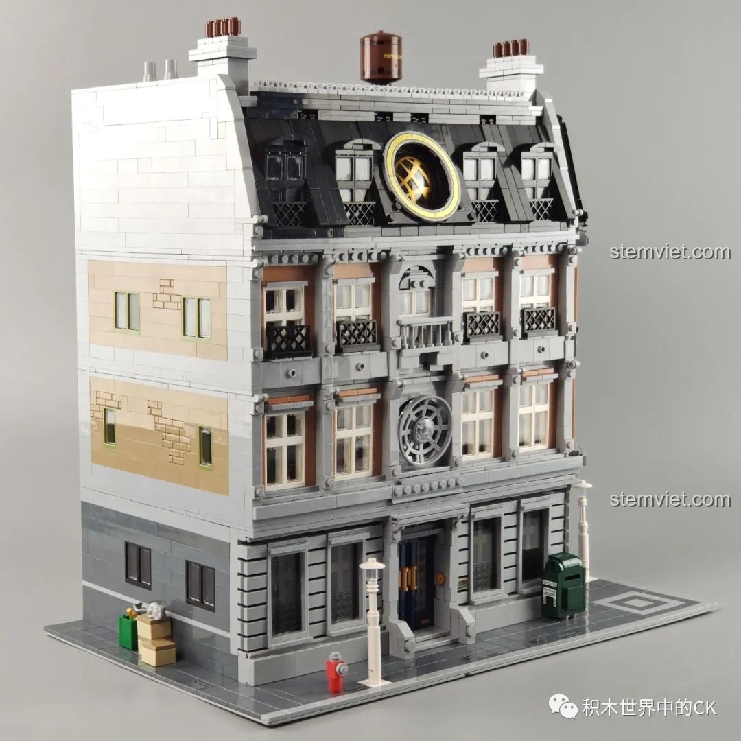 Mặt sau của tòa nhà Sanctum Sanctorum từ bộ Panlos Brick 613001, với tường gạch và cửa sổ.