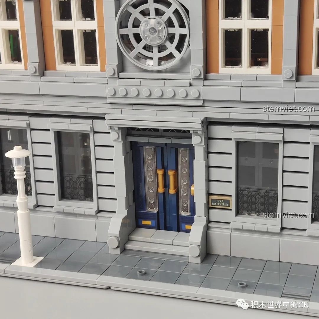 Góc nhìn khác của mặt sau tòa nhà Sanctum Sanctorum từ bộ Panlos Brick 613001, với thùng rác và hộp.