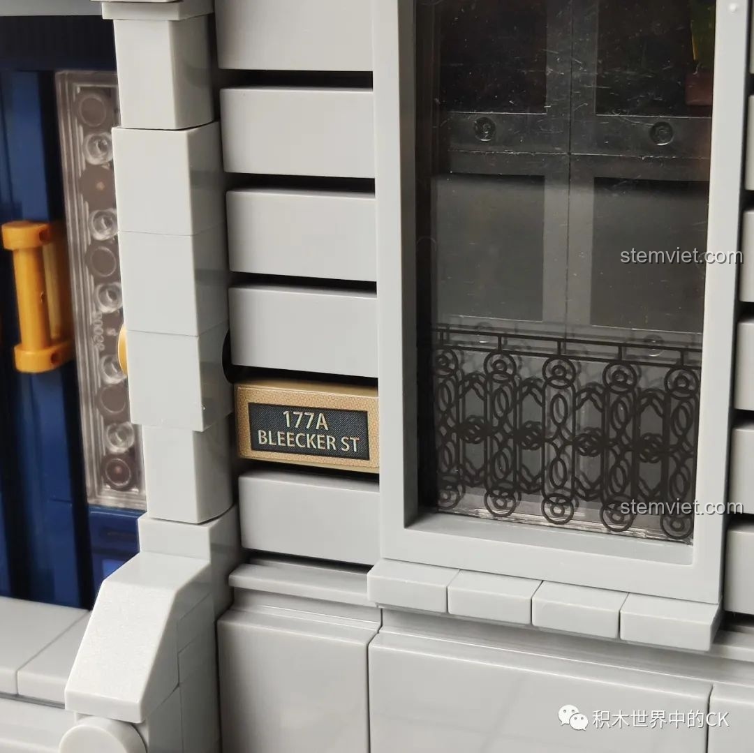 Mặt bên còn lại của tòa nhà Sanctum Sanctorum từ bộ Panlos Brick 613001, với cửa phụ và trang trí.