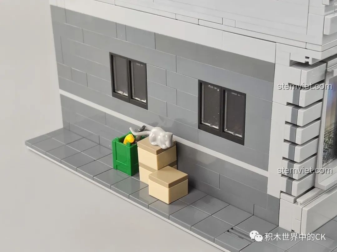 Thùng thư màu xanh lá cây trên vỉa hè của mô hình Panlos Brick 613001 Sanctum Sanctorum Doctor Strange.