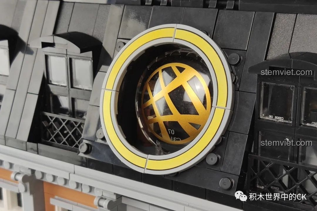 Thùng rác và hộp carton trên vỉa hè của mô hình Panlos Brick 613001 Sanctum Sanctorum Doctor Strange.