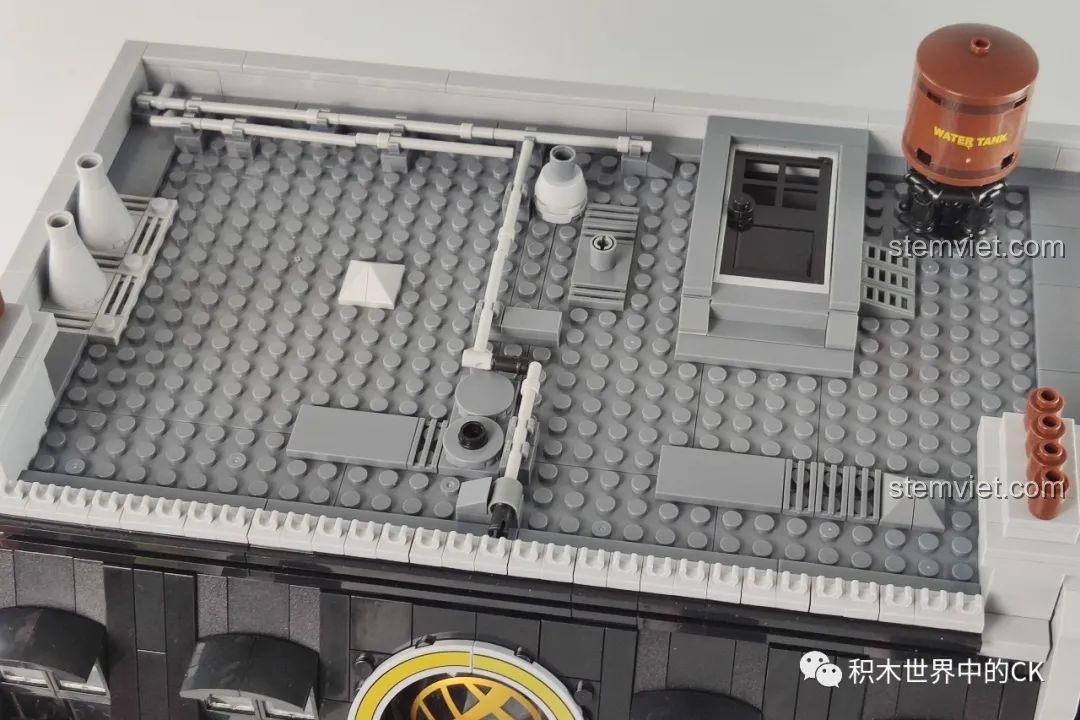 Chi tiết mái nhà và biểu tượng Eye of Agamotto trên mái của mô hình Panlos Brick 613001 Sanctum Sanctorum Doctor Strange.